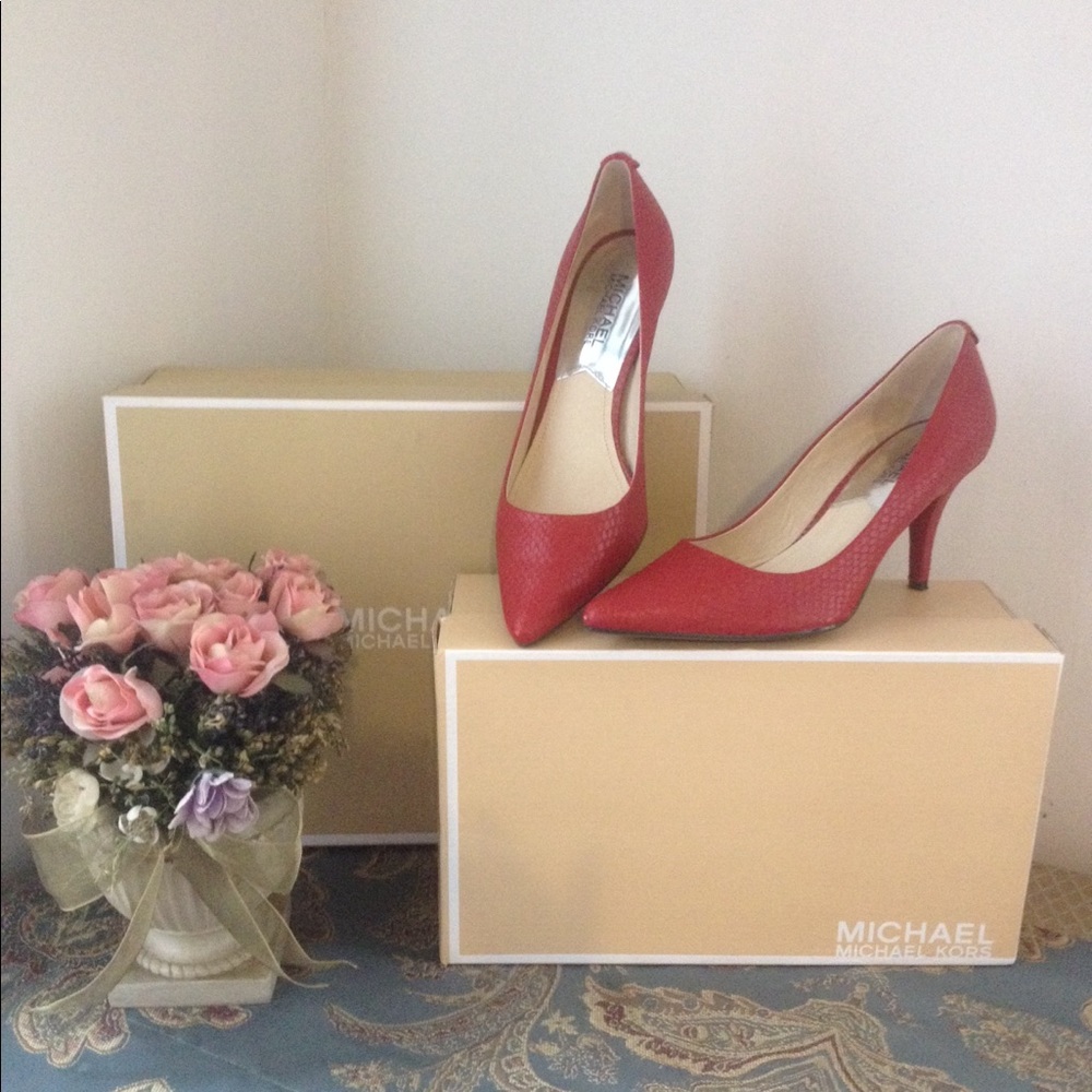 MK FLEX MID PUMP EMBOSSED LEATHER